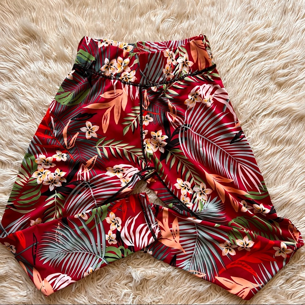 MINKPINK Hawaiian Move Leggings red, pattern, leaf, summer. Size M